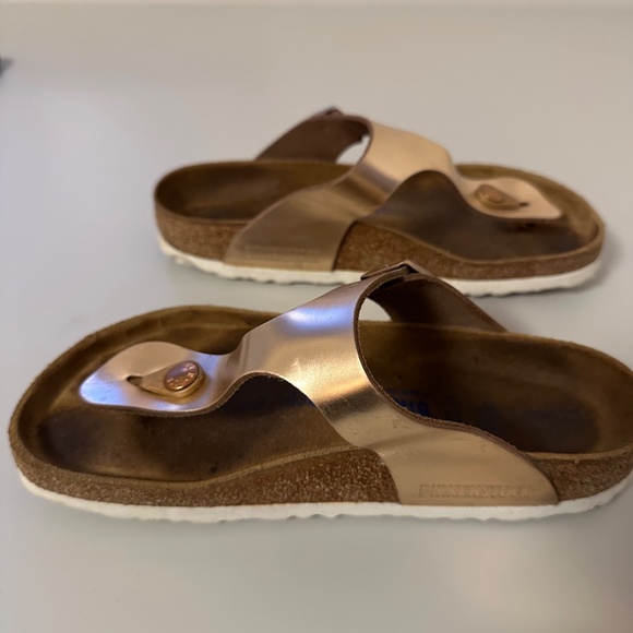 Birkenstock Gizeh Soft Footbed in Metallic Copper Leather | Size 36 - Picture 7 of 7